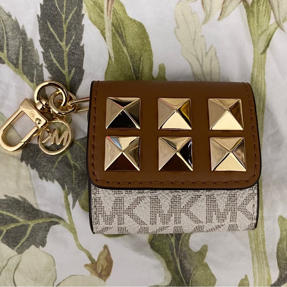 NEW Michael Kors clip case for Airpods.